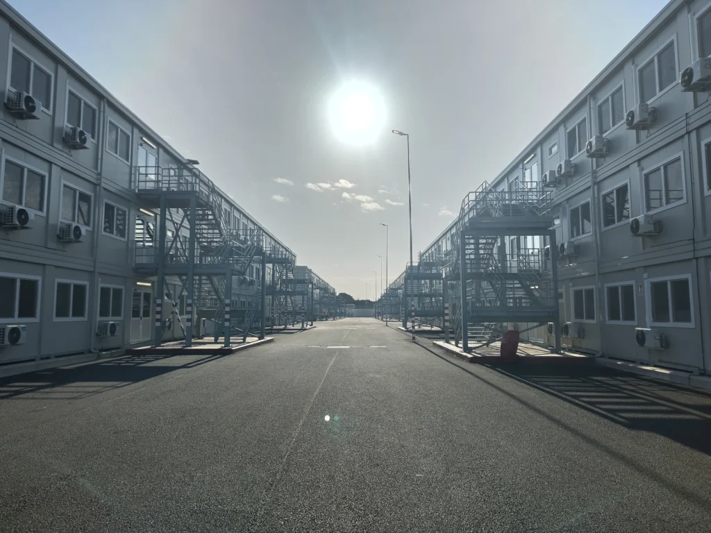 Base vie bungalow propre et moderne sous le soleil sicilien, sur un chantier industriel majeur pour la construction d’une usine de semi-conducteurs, avec intervention de CRELEC HVAC Solutions