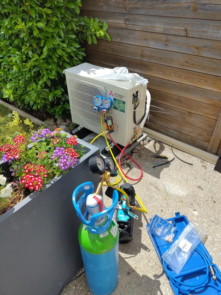 Test de pression à 40 bars sur un climatiseur Mitsubishi réalisé par CRELEC HVAC Solutions, station technique agréée, dans le cadre d’un contrôle qualité sur installation CVC